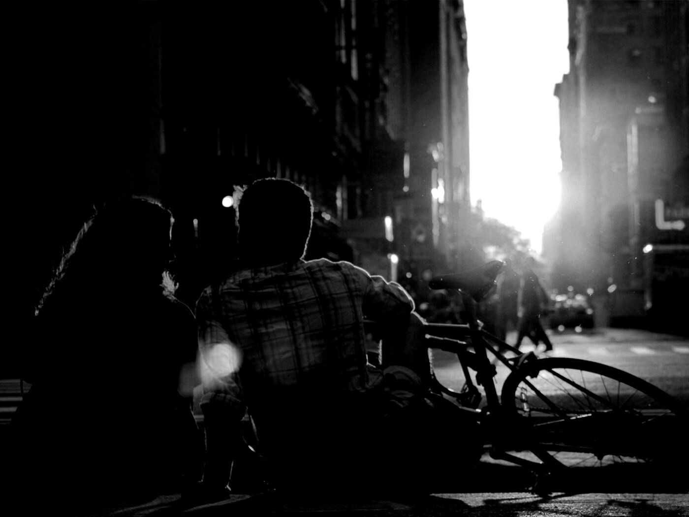 Девушка и парень с велосипедом на закате обои