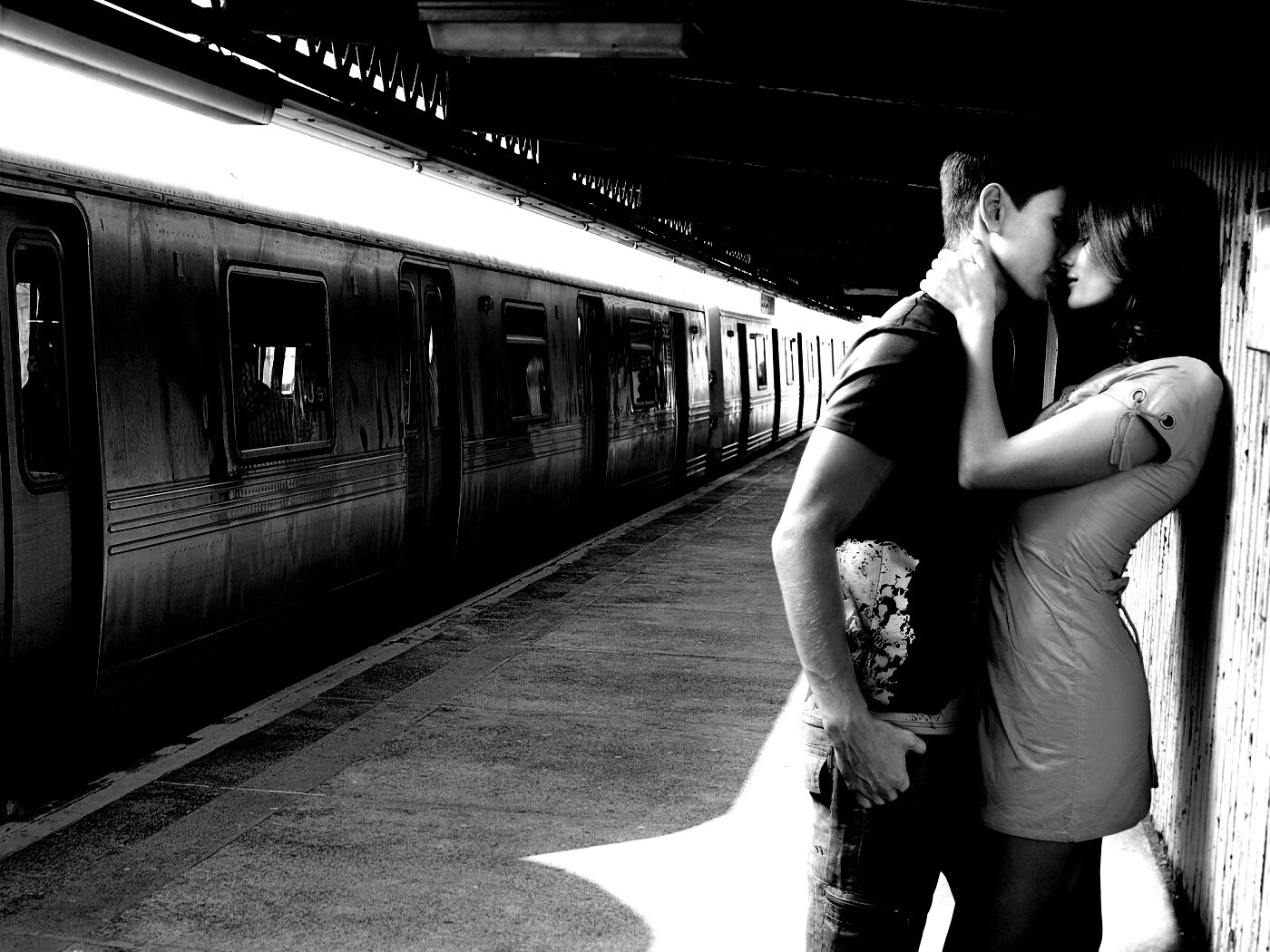 Прощание на станции метро обои