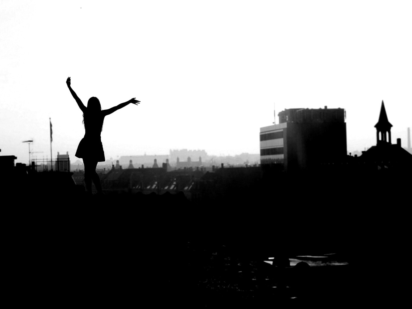 Девушка на крыше обои