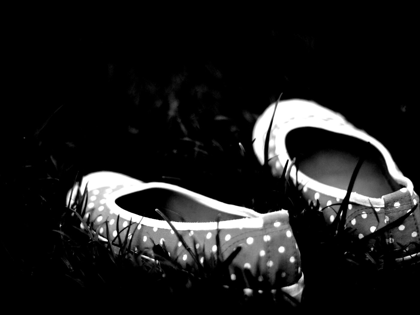 Красные тапки в горошек обои