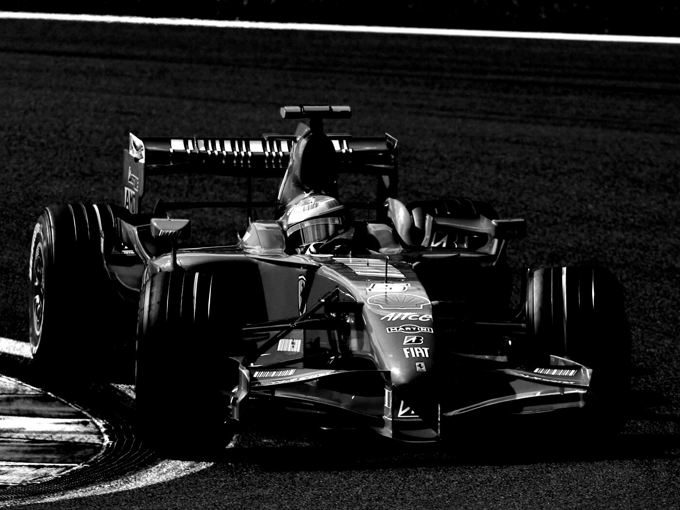 Болид Формула 1 на повороте обои