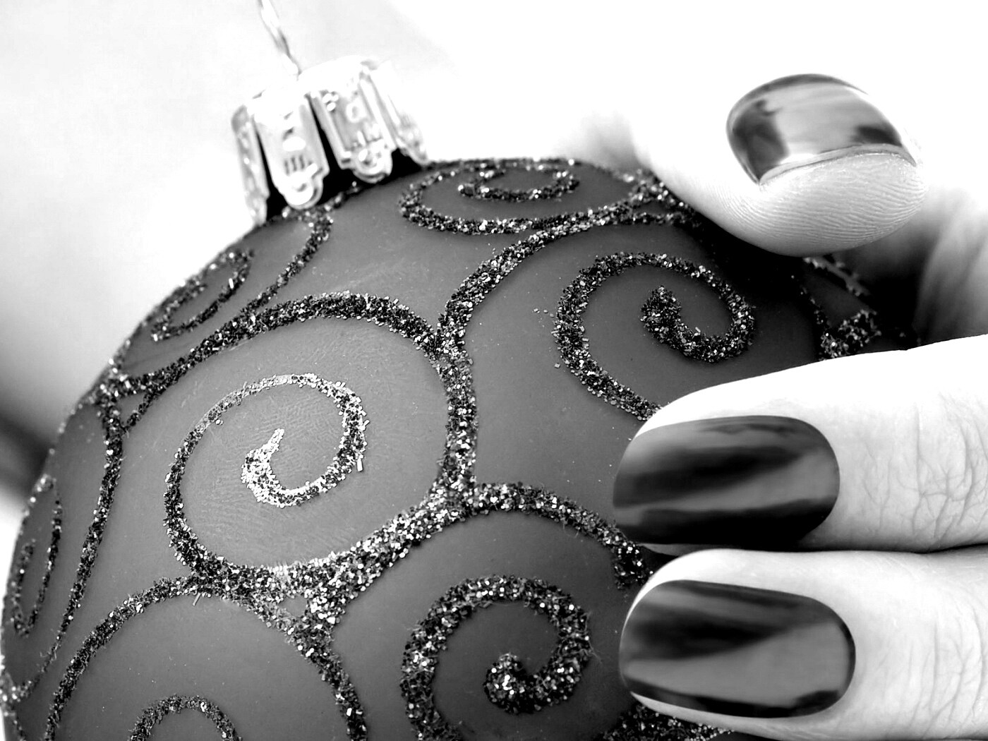 Елочная игрушка в руке обои