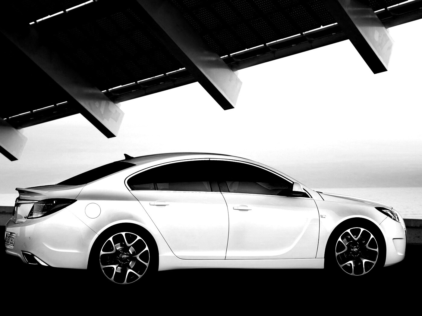 Белый седан под крышей обои