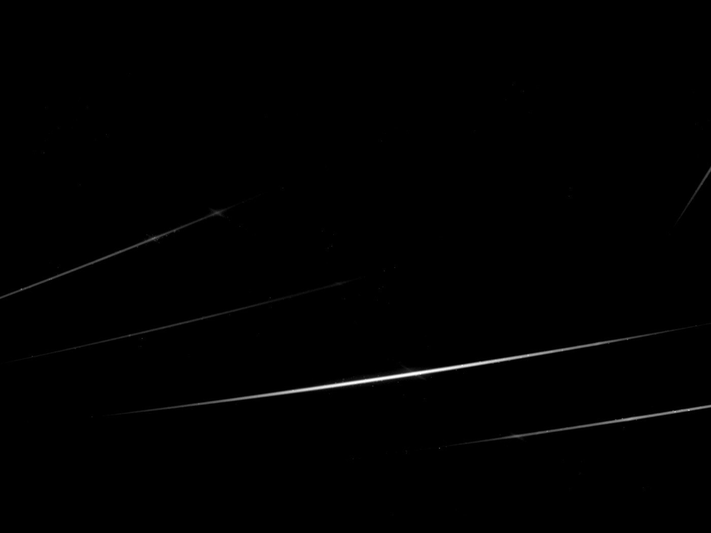 Лучи света на фиолетовом фоне обои