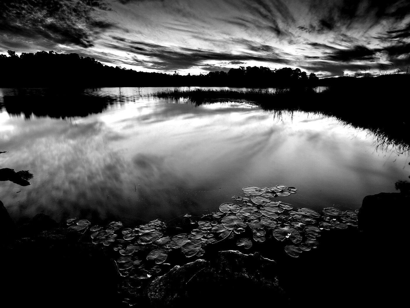 Озеро поздним вечером обои