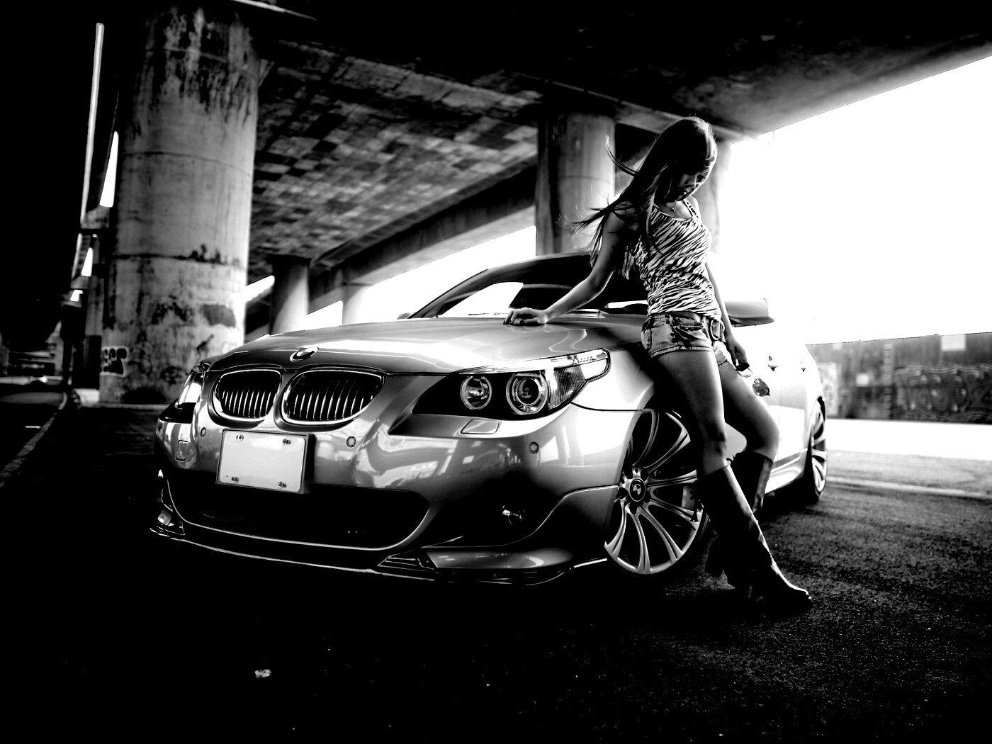 Девушка у BMW обои