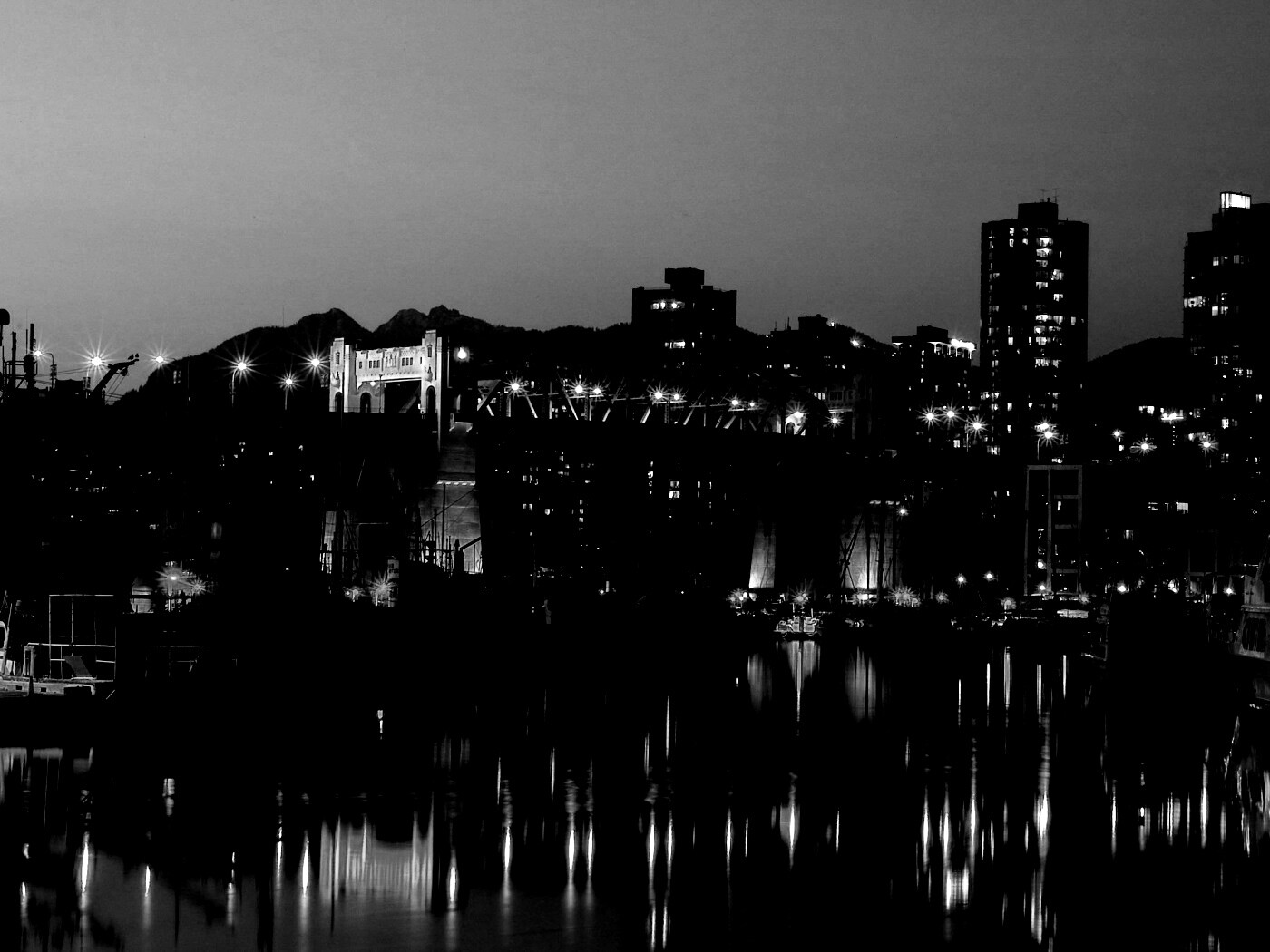 Мост и катера на закате обои