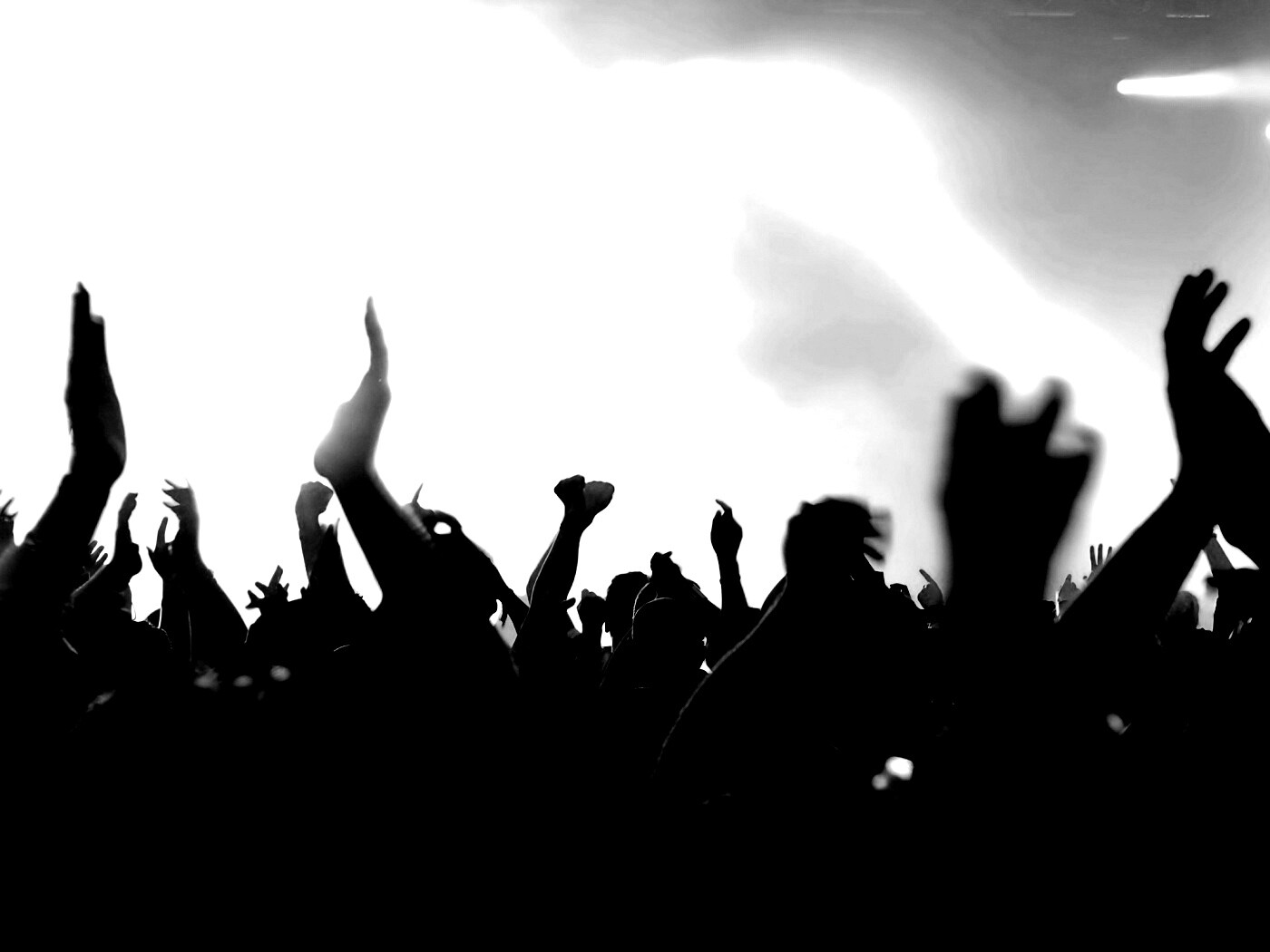 Руки людей на концерте обои
