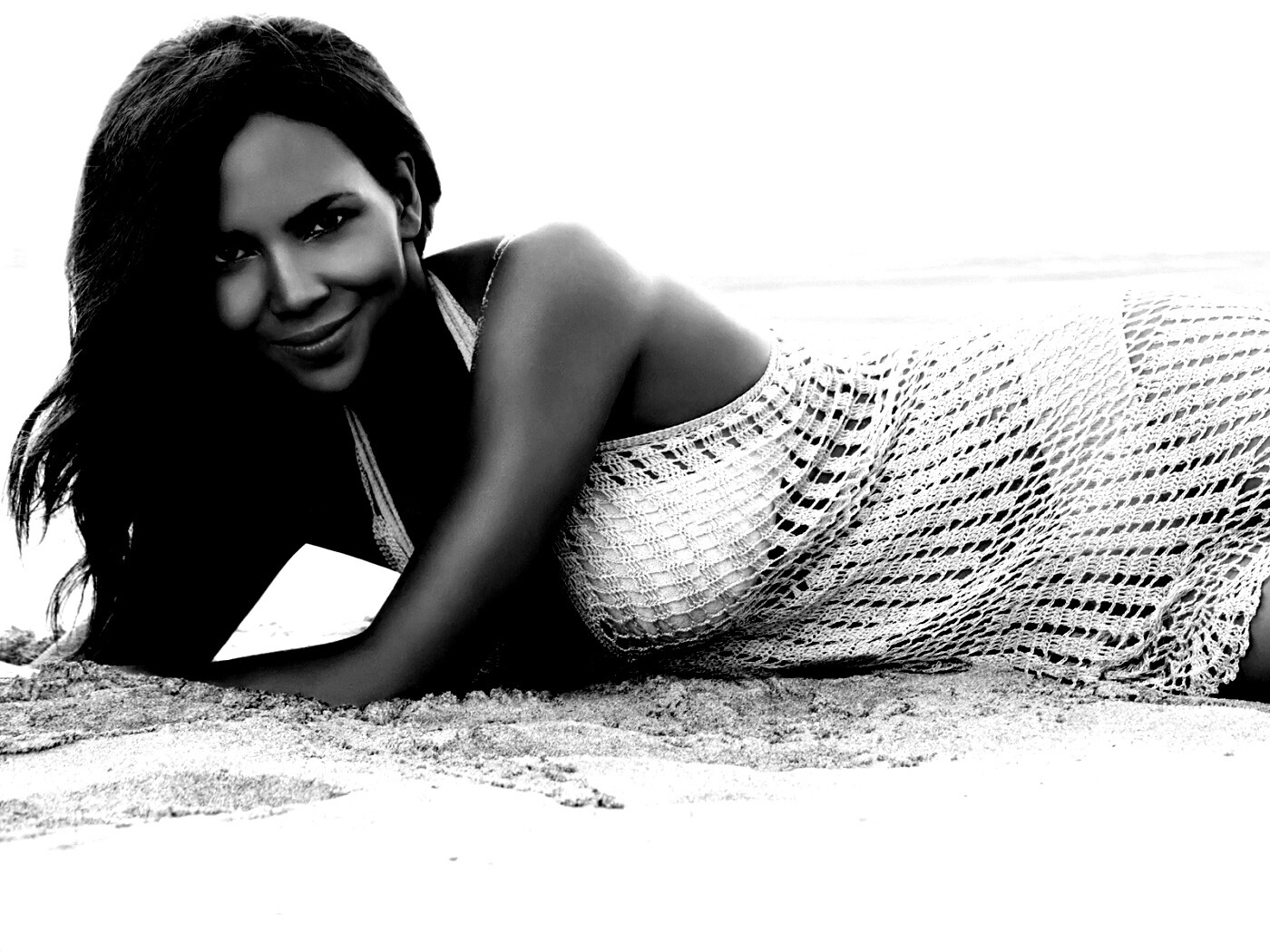 Холли Берри на пляже обои