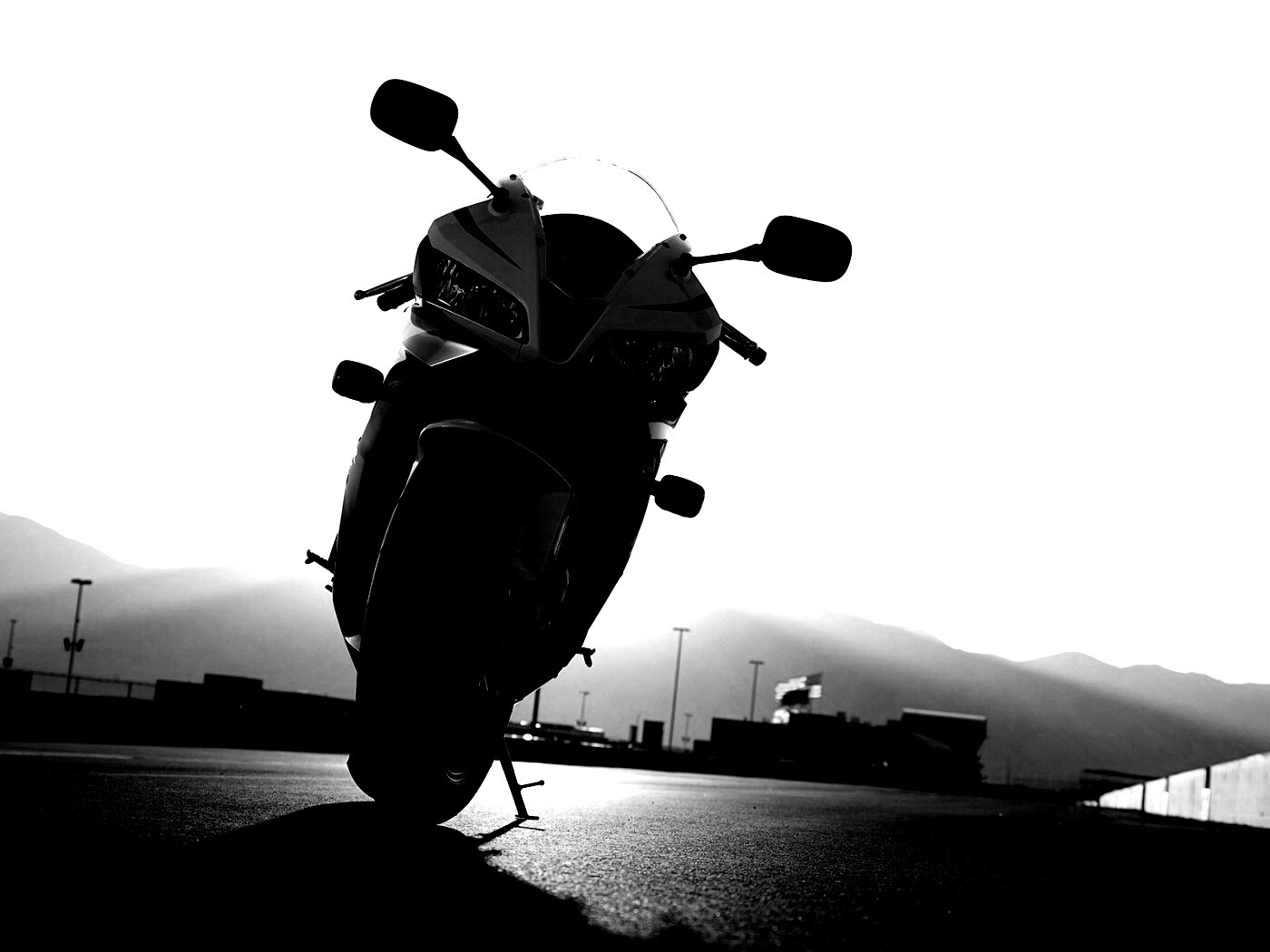 Мотоцикл на фоне заходящего солнца обои