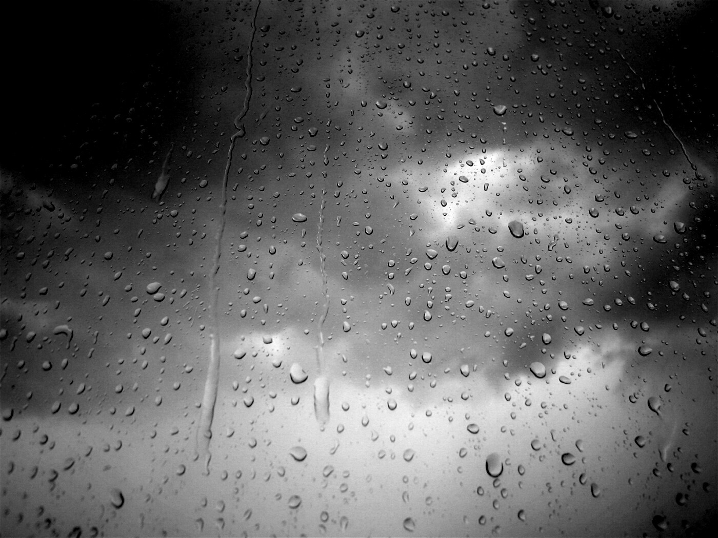 Капли на стекле обои