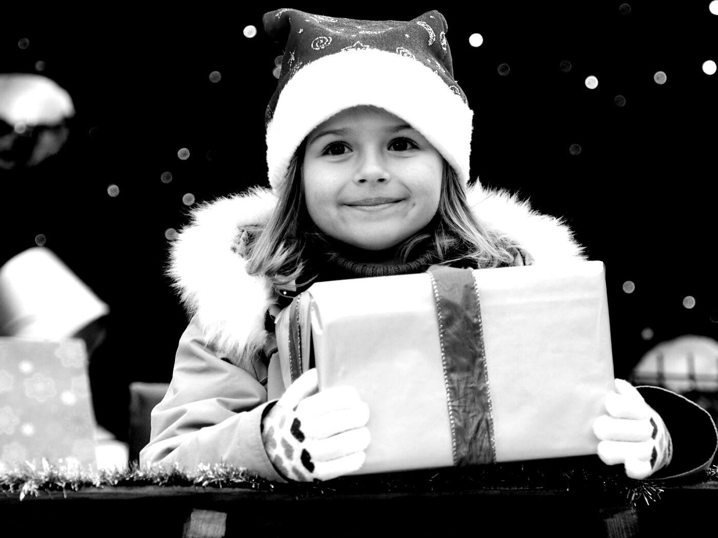 Ребенок с подарком обои