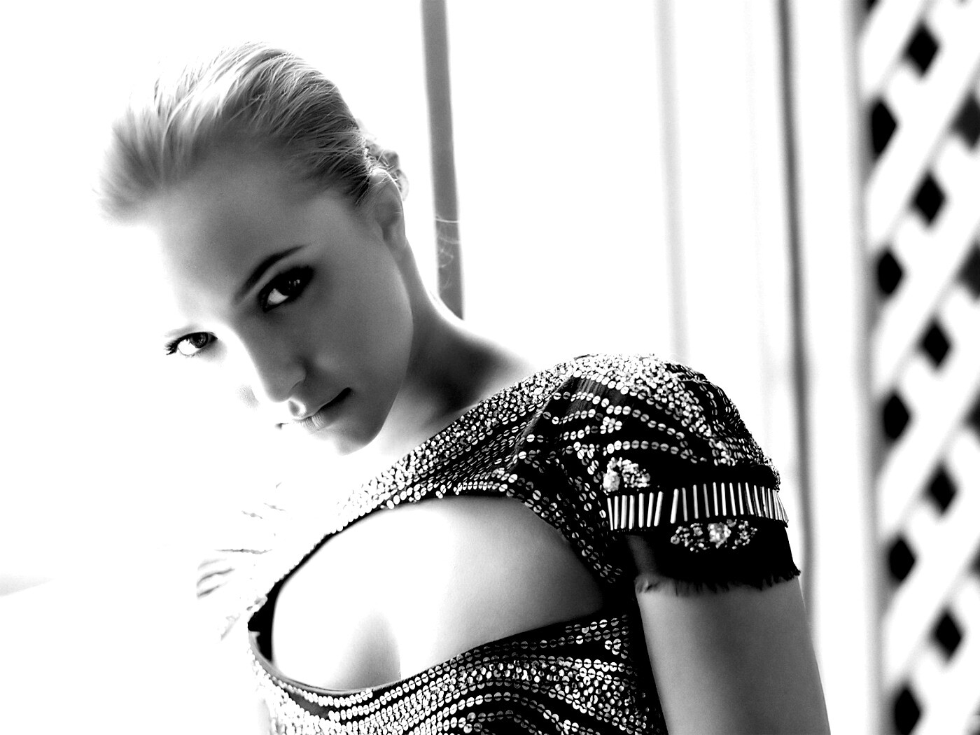 Блондинка у окна обои