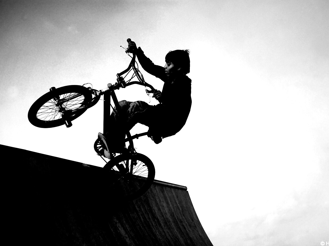 Мальчик на рампе обои