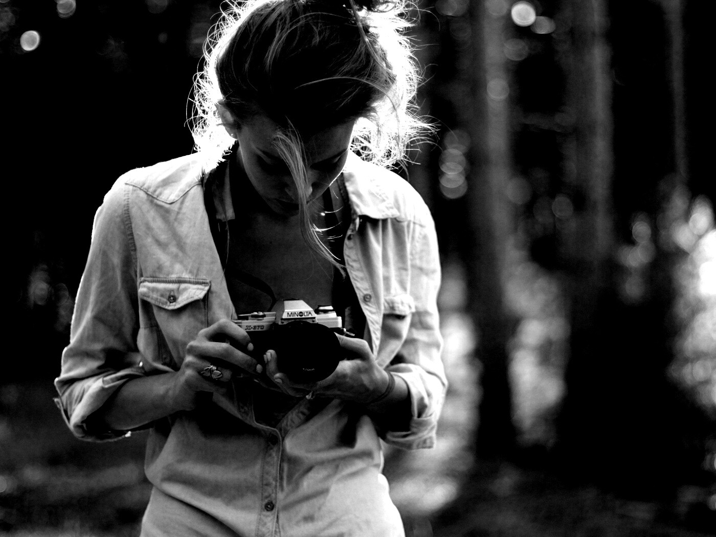 Девушка-фотограф обои