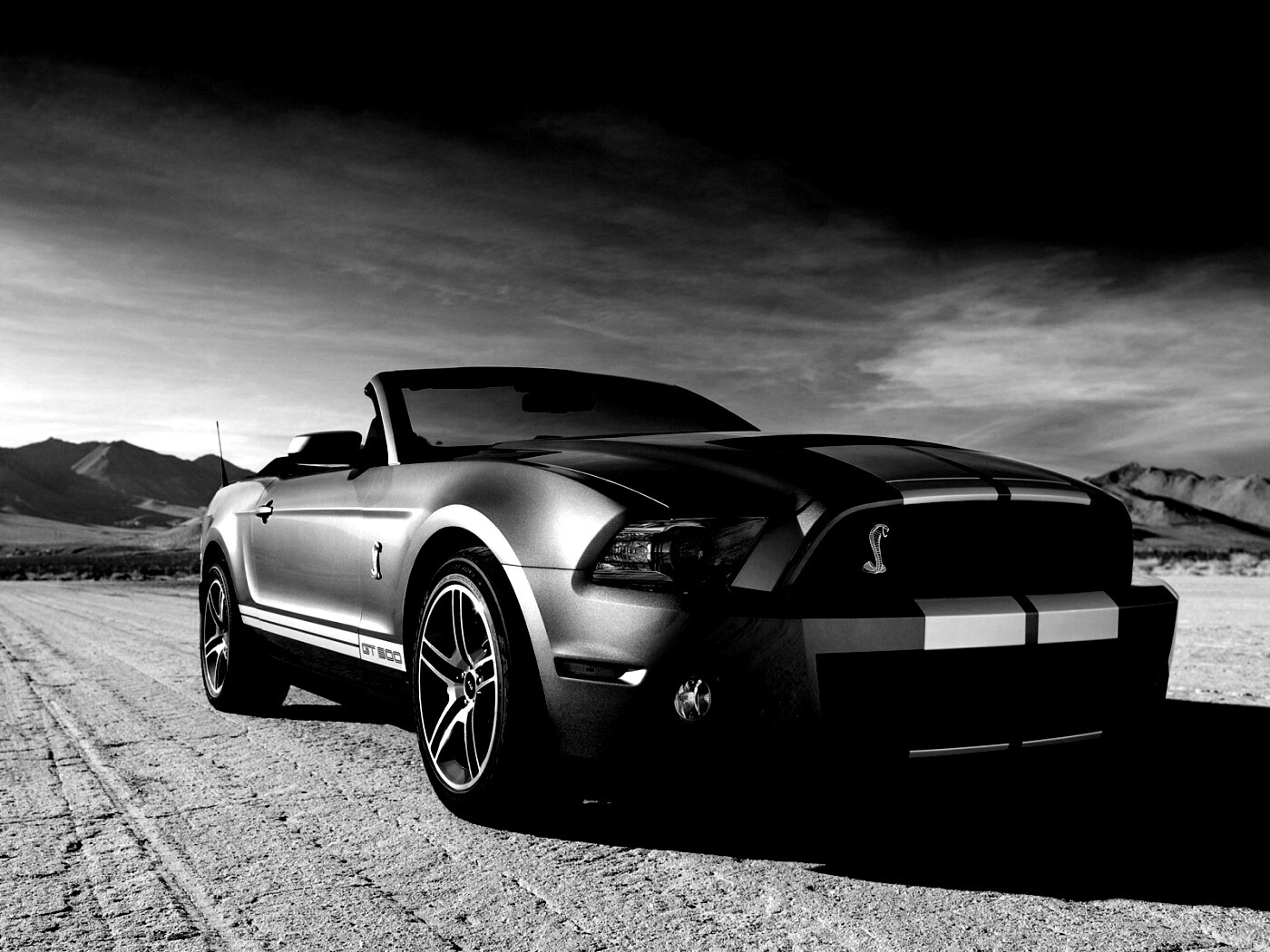 Ford Mustang на фоне гор обои