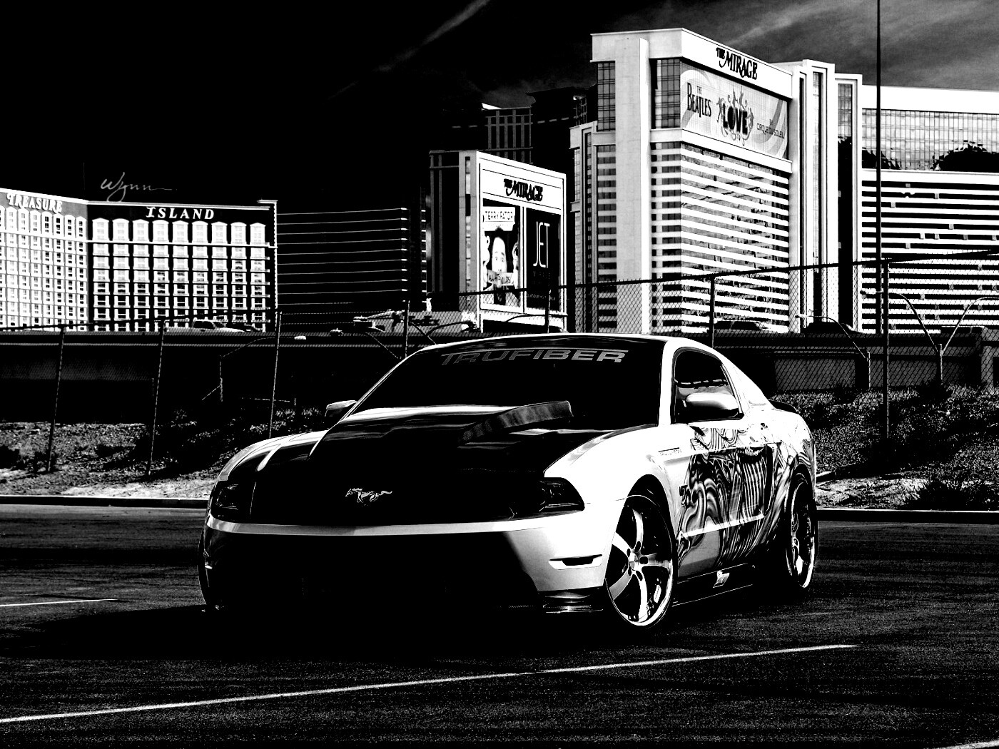 Мустанг на парковке обои