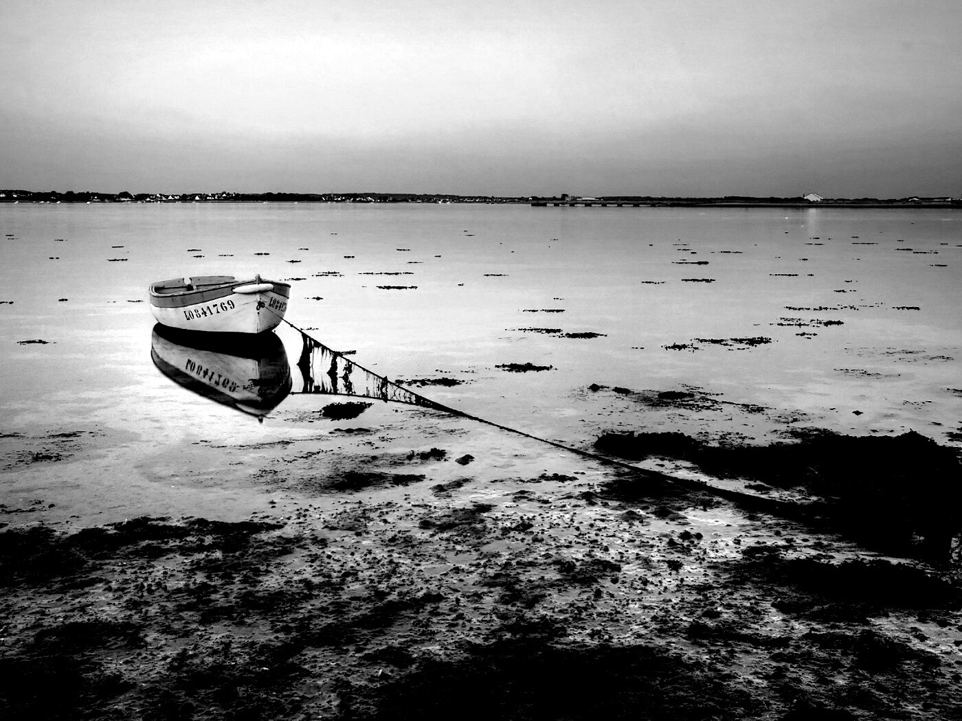 Лодка на илистом берегу обои