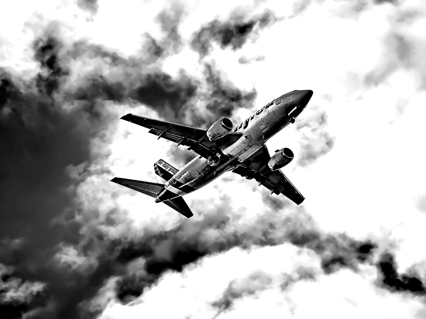 Самолет гражданской авиации в небе обои