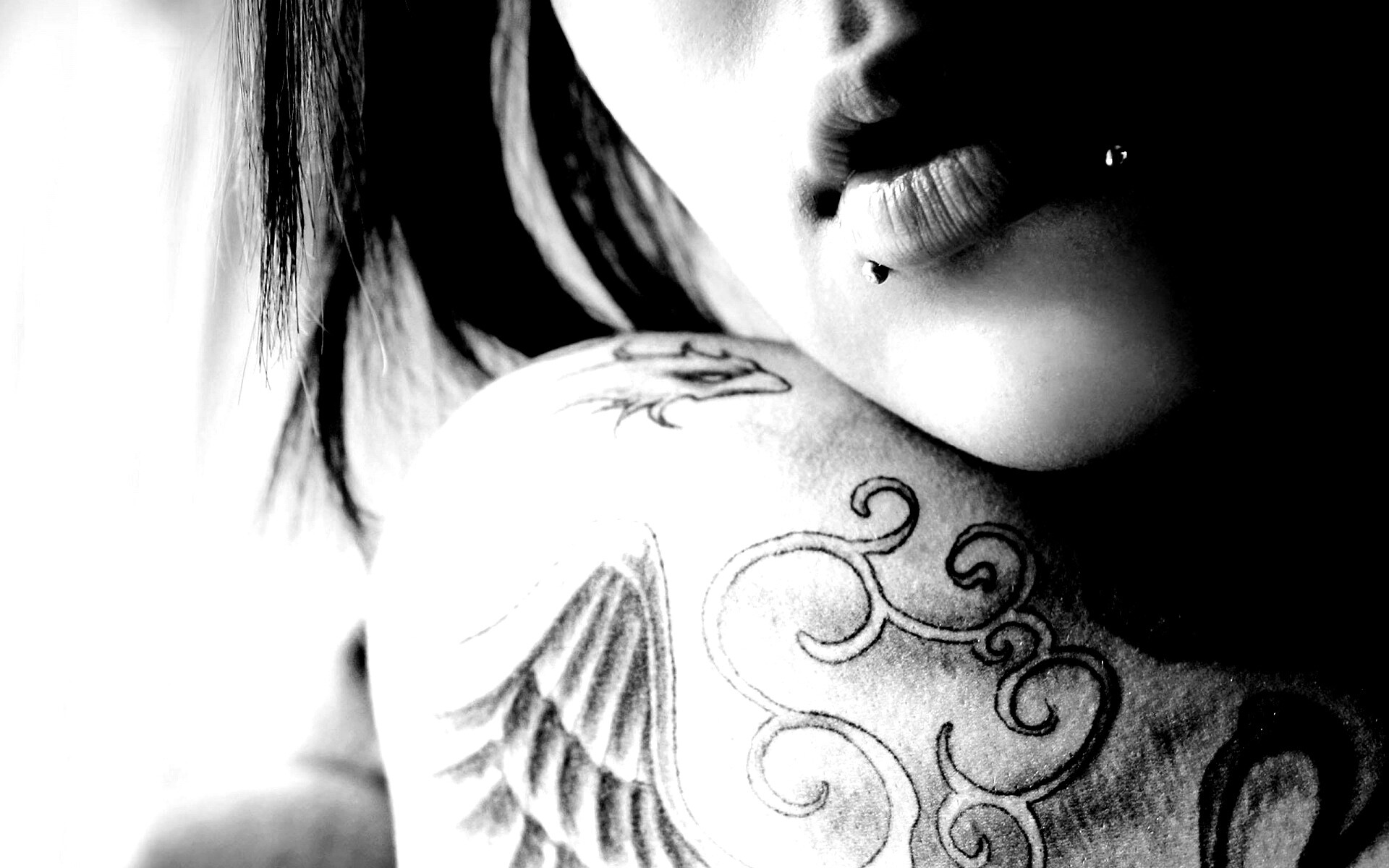 Плечо с татуировкой обои