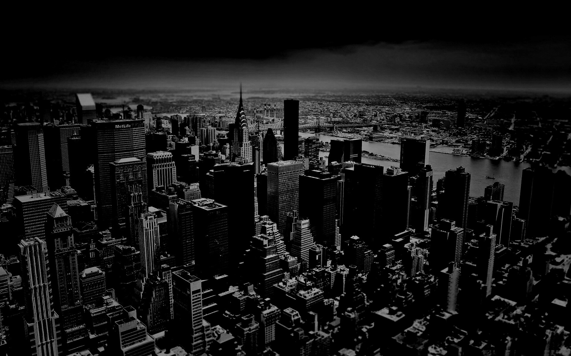 Темное небо над городом обои