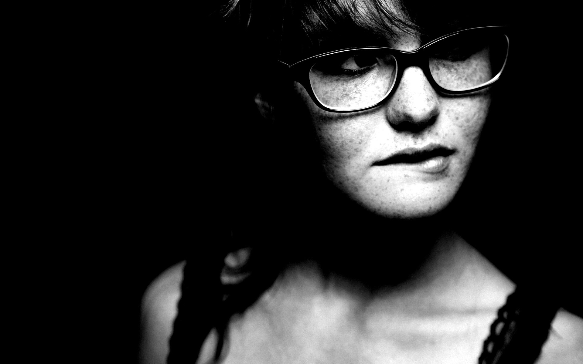 Рыженькая кусает губу обои