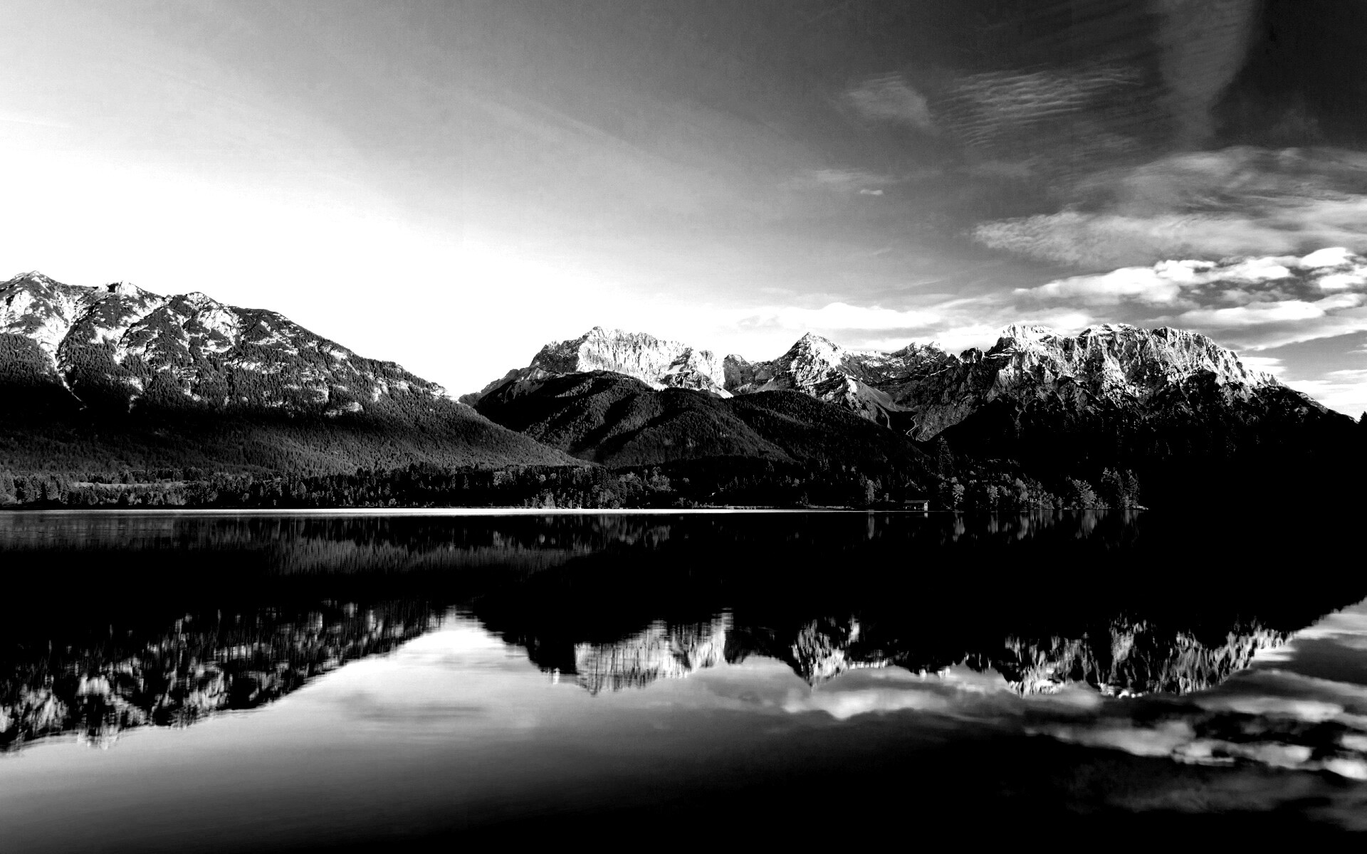 Горы отражаются в озере обои