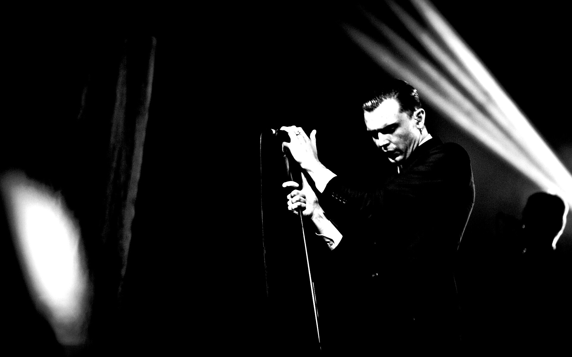 Тео Хатчкрафт на сцене обои