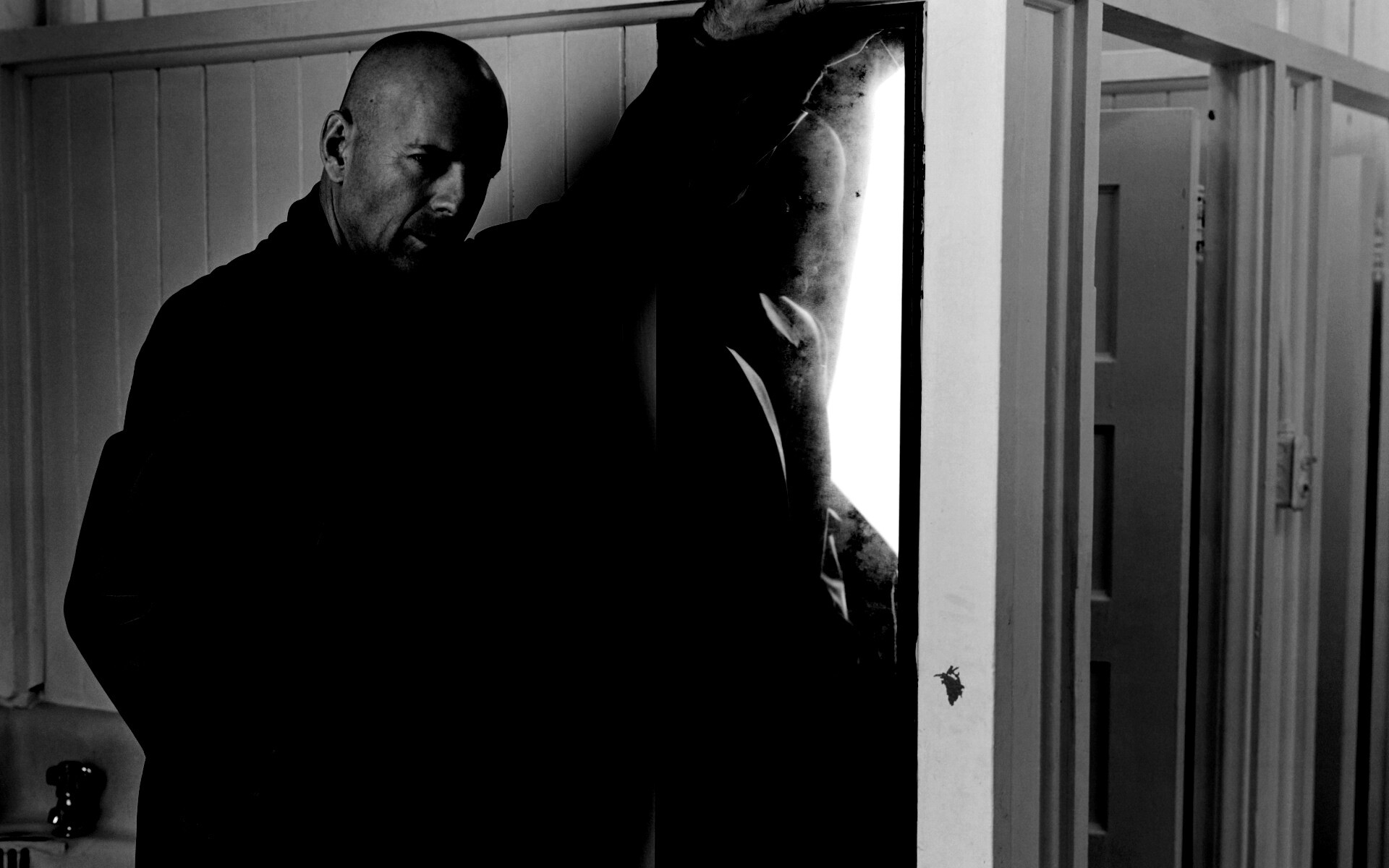 Брюс Уиллис у зеркала обои