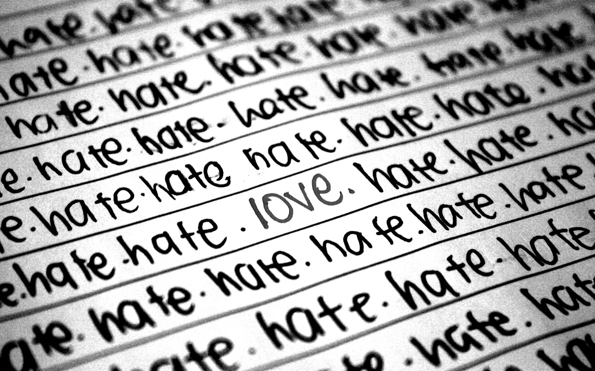 Любовь среди ненависти обои