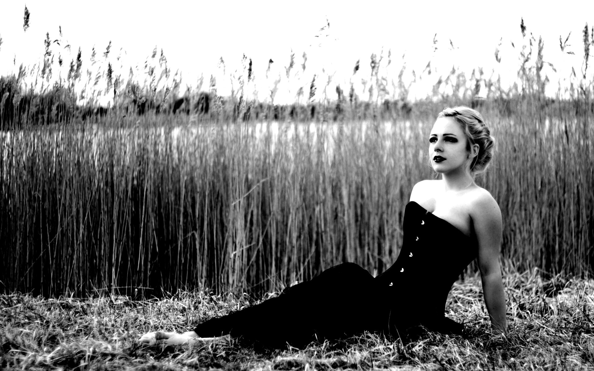 Девушка на траве в черном корсете обои