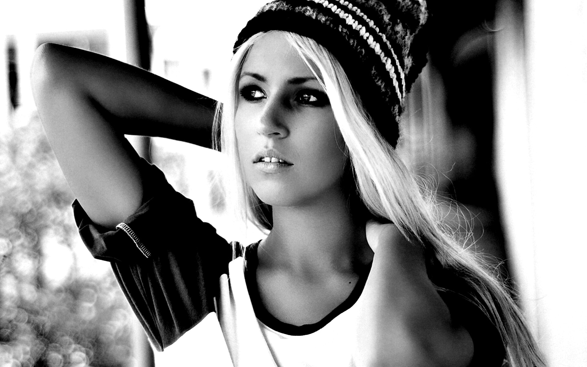 Блондинка в вязанной шапке обои