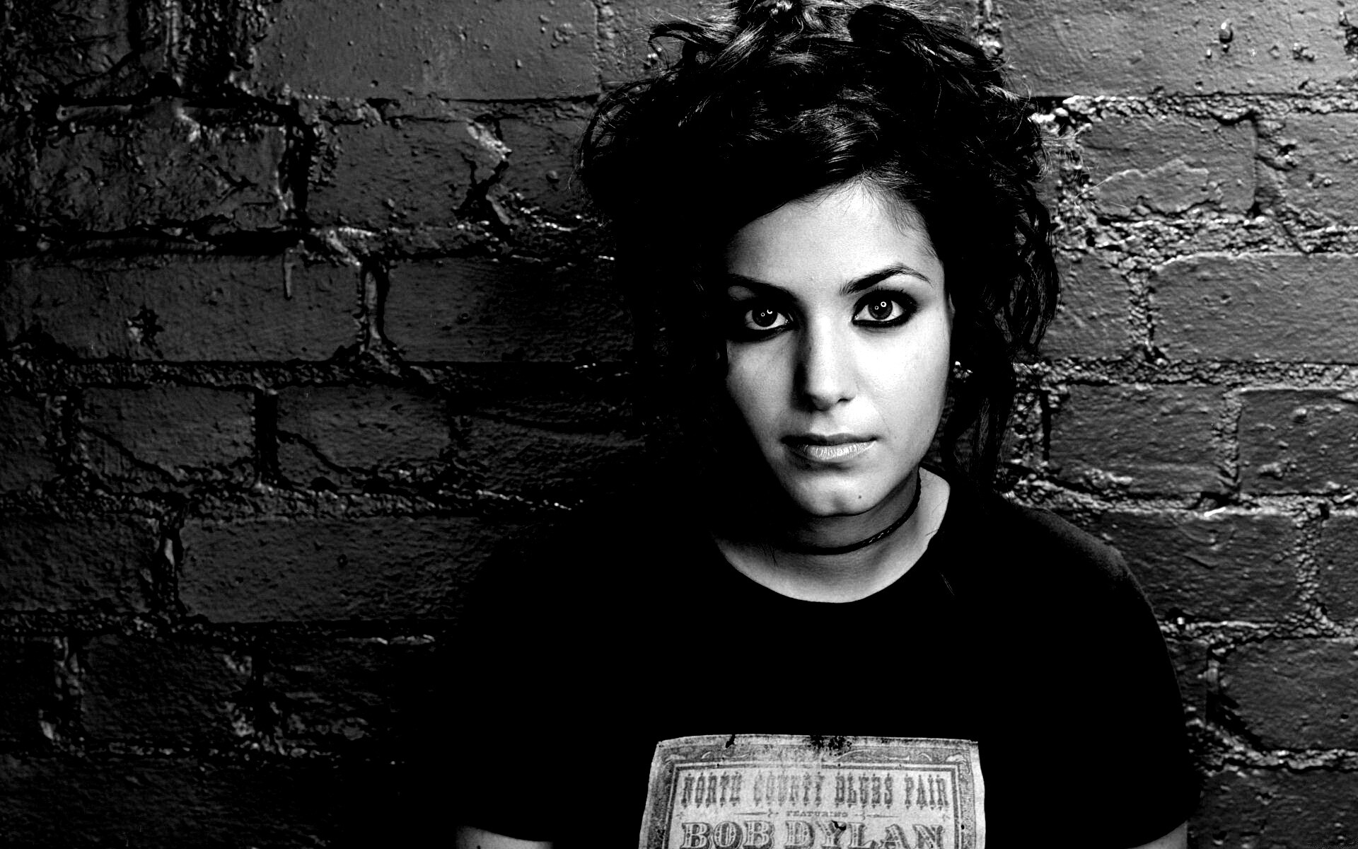 Подросток на фоне розовой кирпичной стены обои