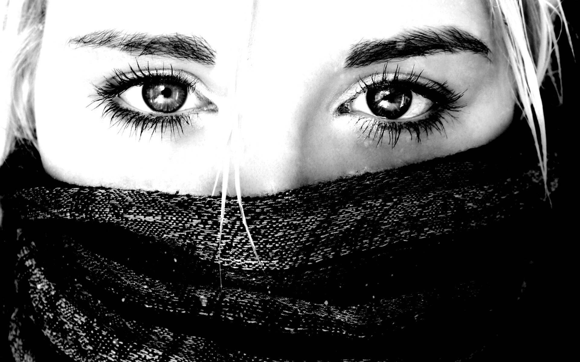 Блондинка с шарфом на лице обои