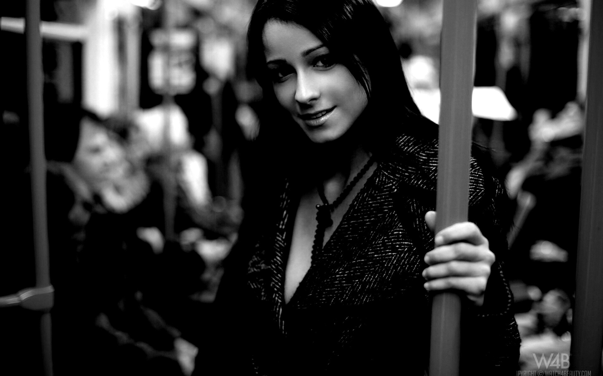 Девушка в метро обои