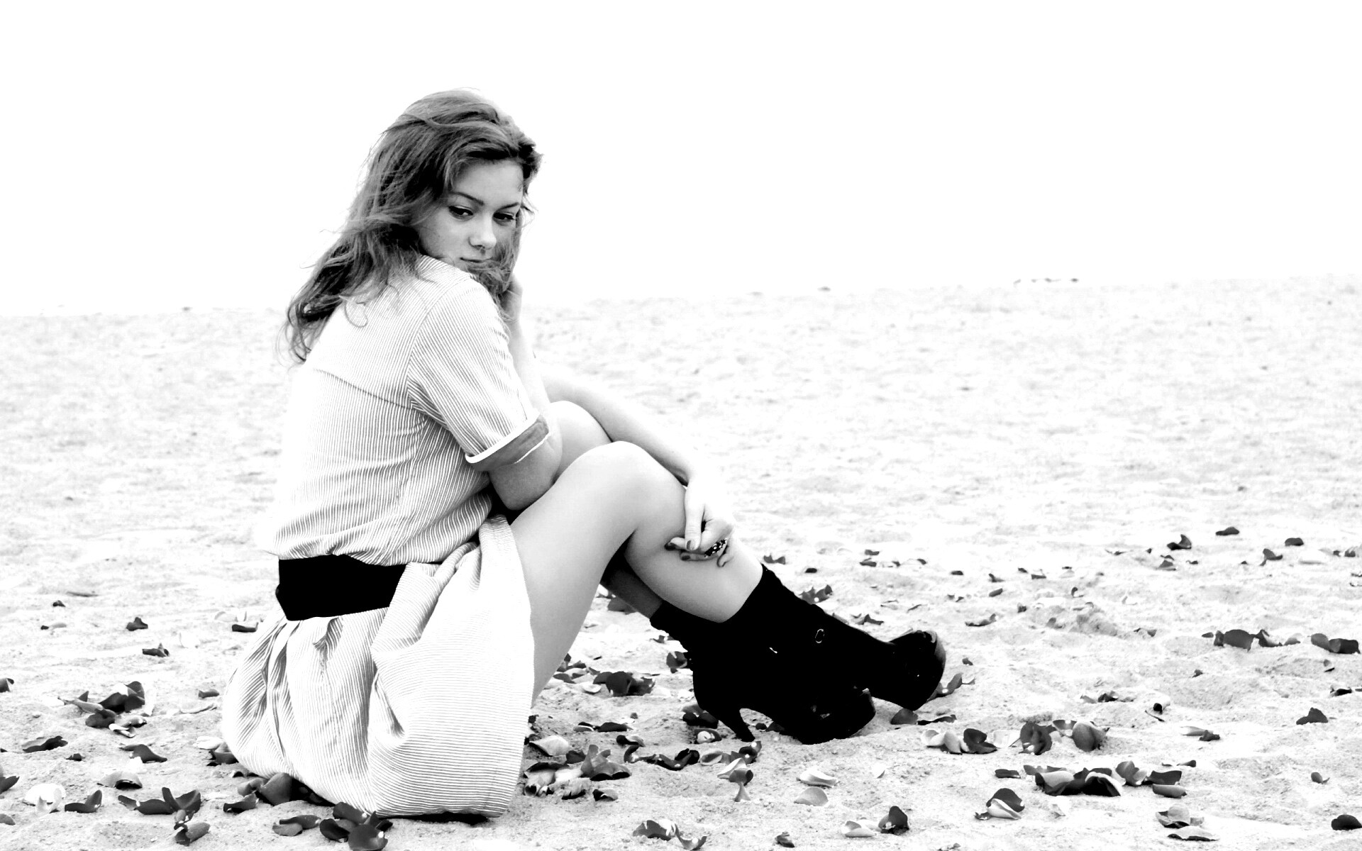 Девушка среди лепестков на пляже обои