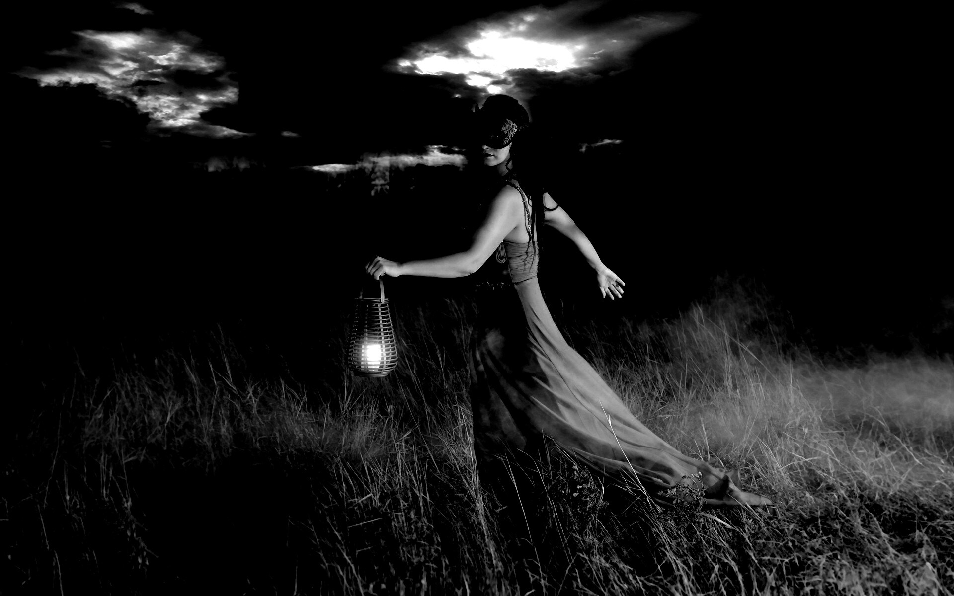 Девушка со свечей обои