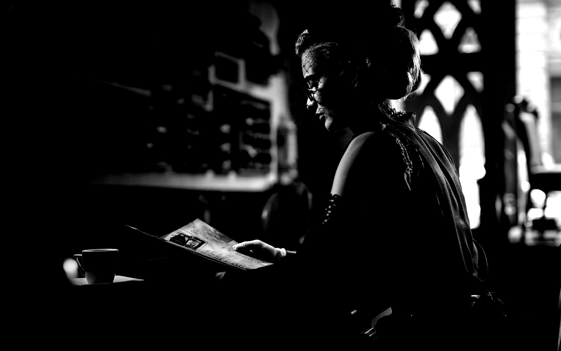 Витажная девушка в кафе обои