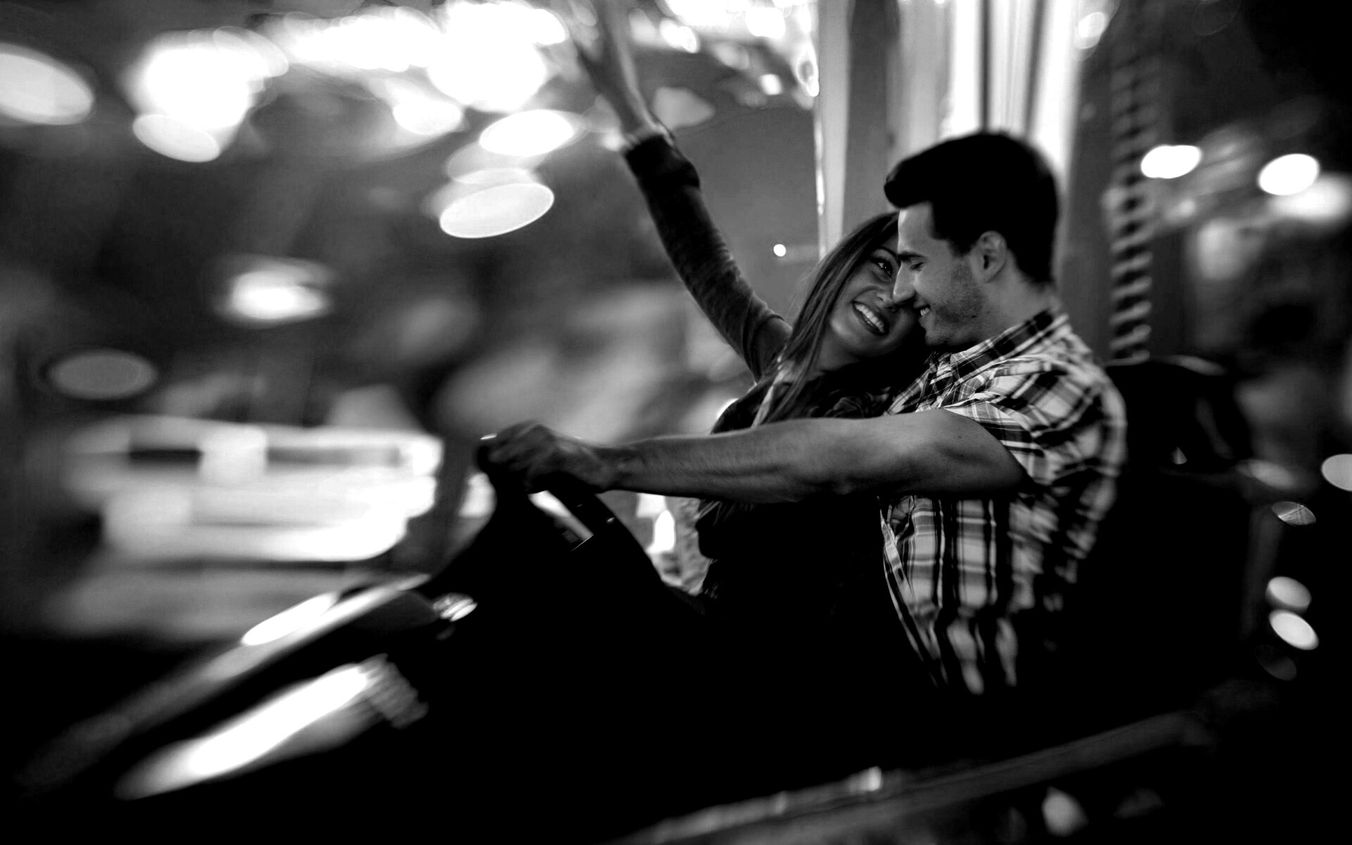 Счастливая пара на аттракционах обои