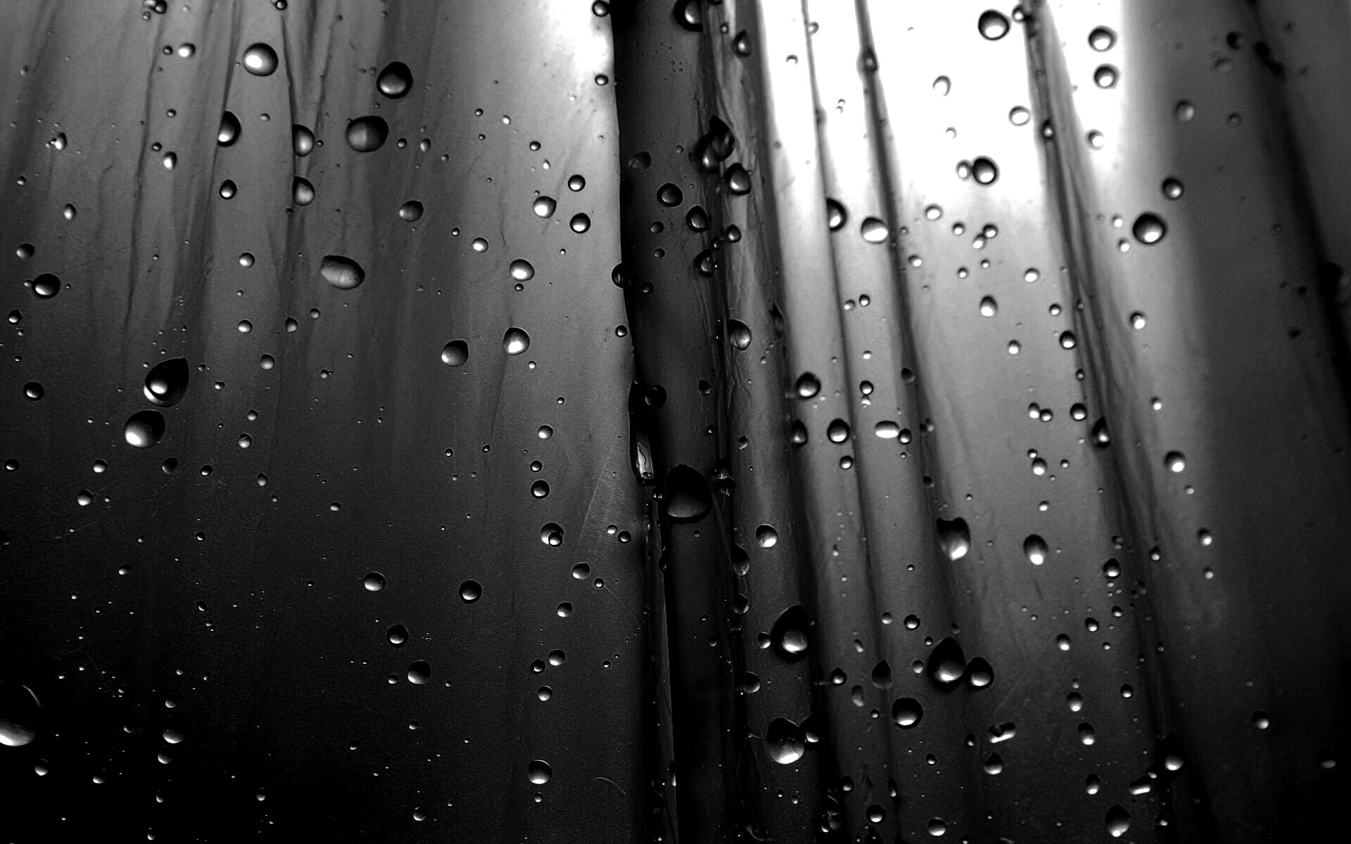 Капли на зеленом пластике обои