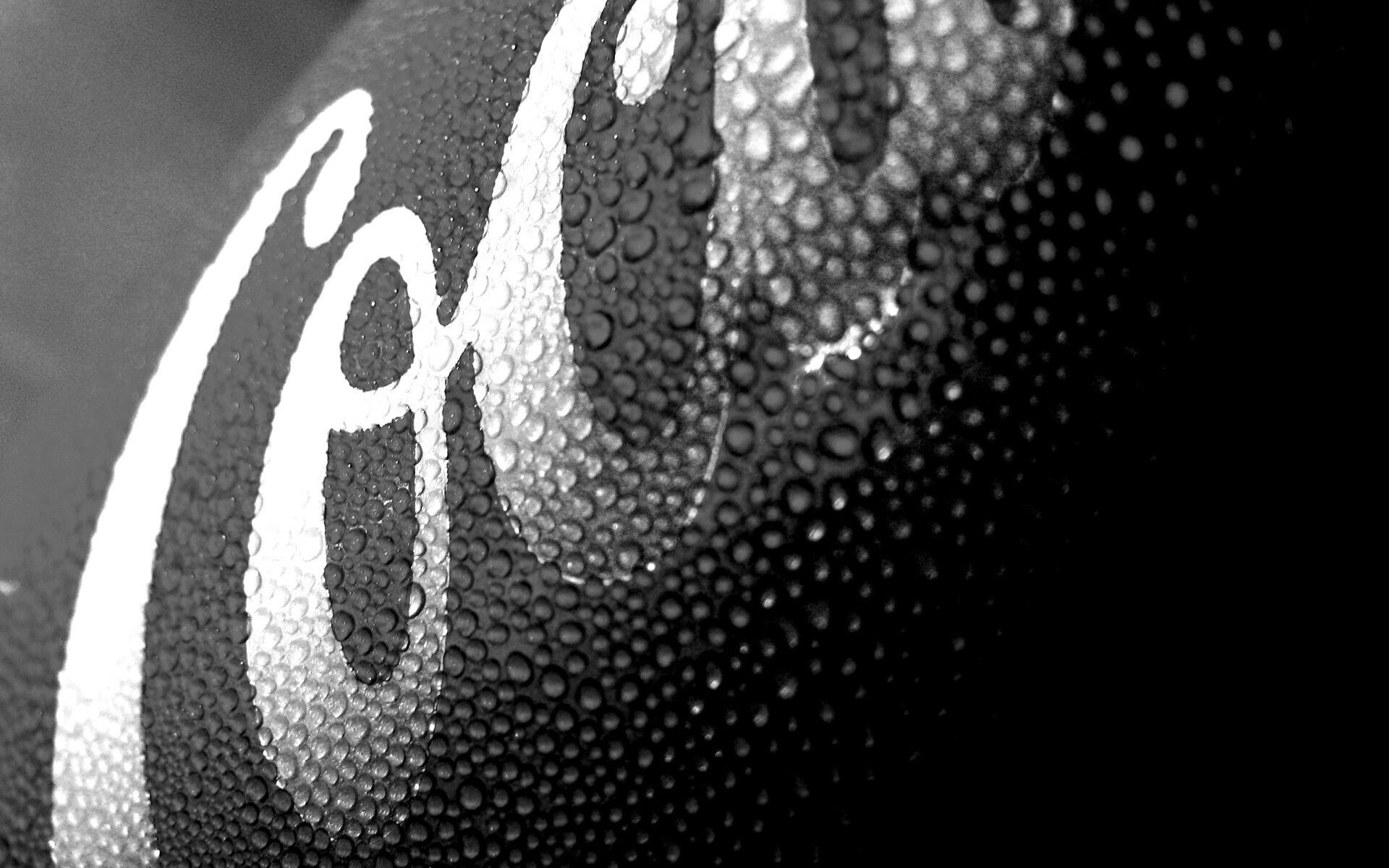 Запотевшая банка Кока-Колы обои