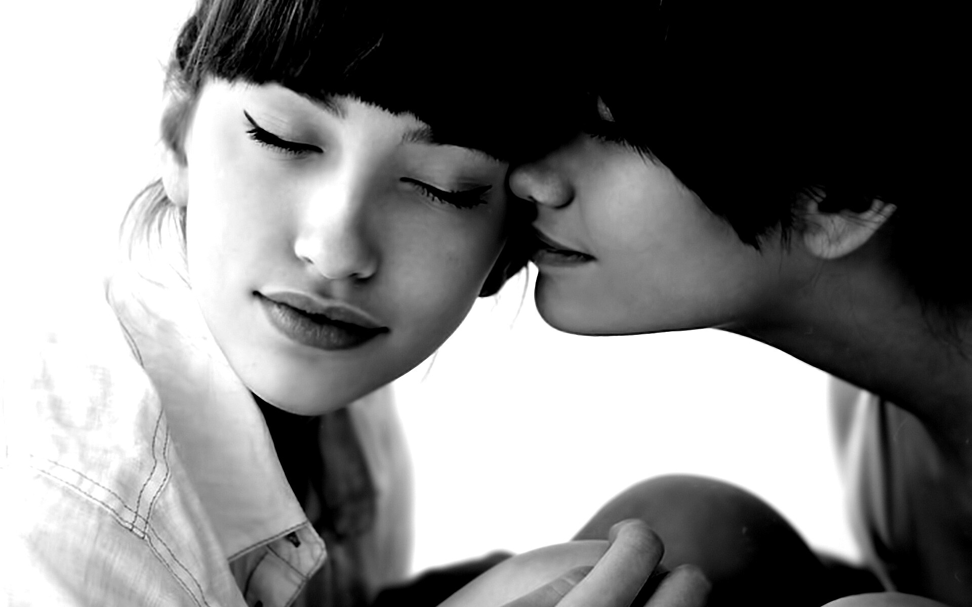 Две очень красивые девушки обои