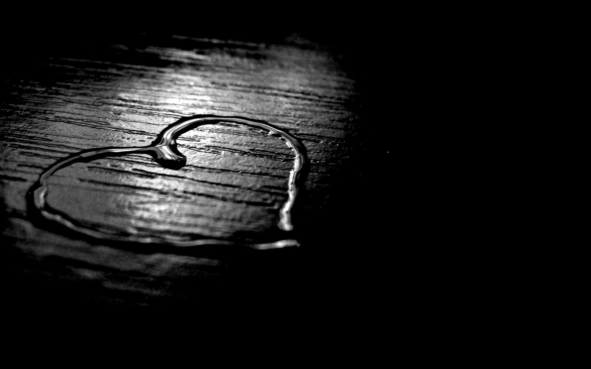 Сердечко из воды обои