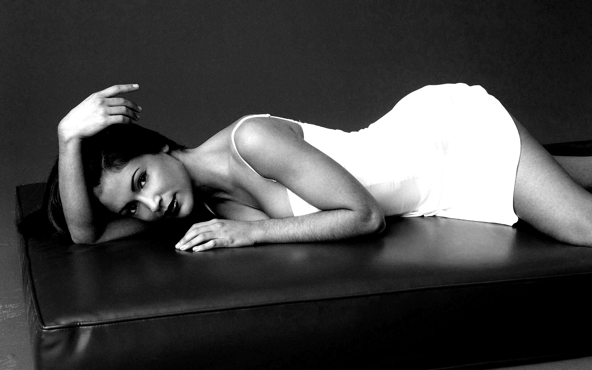 Алиса Милано на красном диване обои