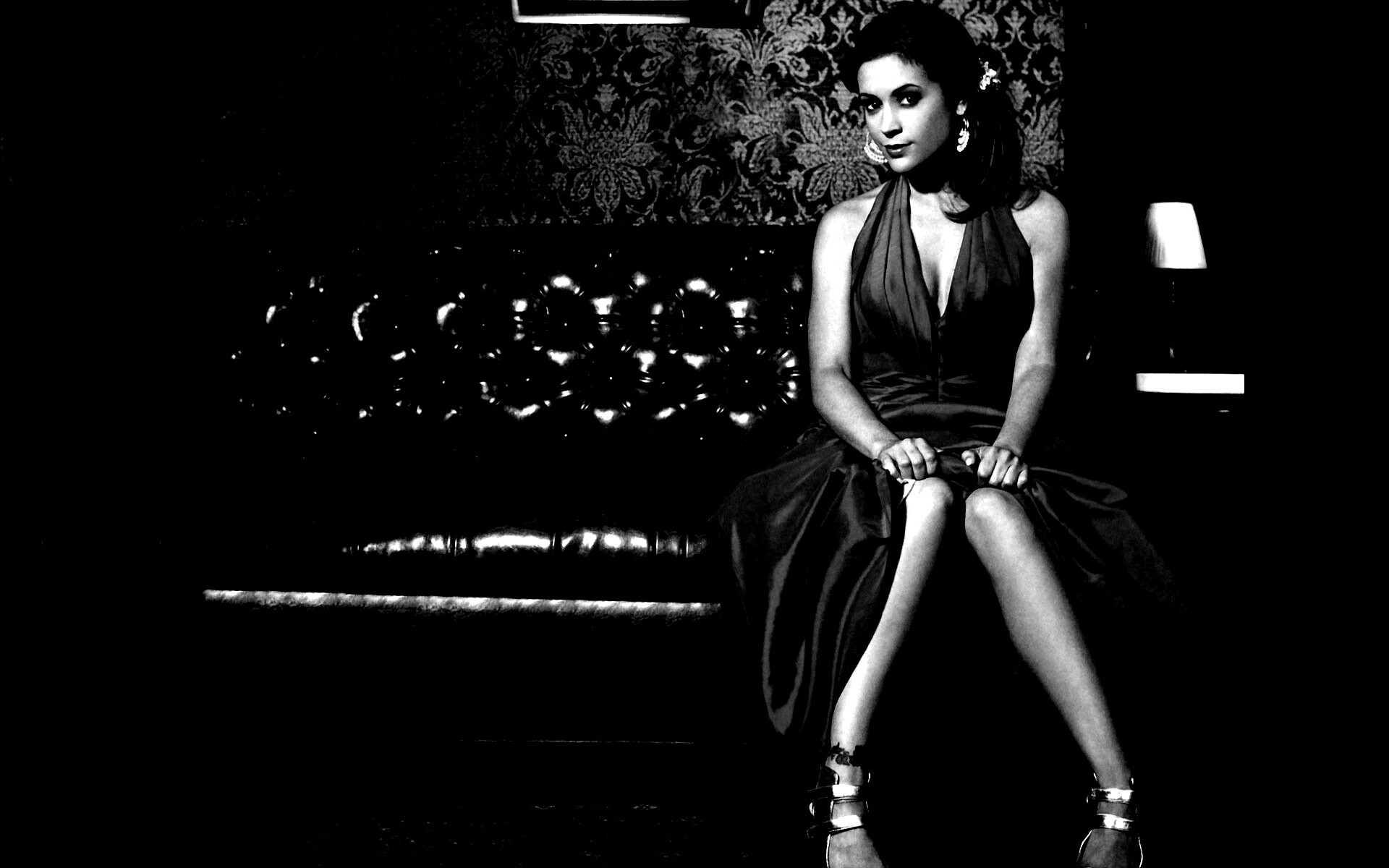 Алиса Милано в роскошном интерьере обои