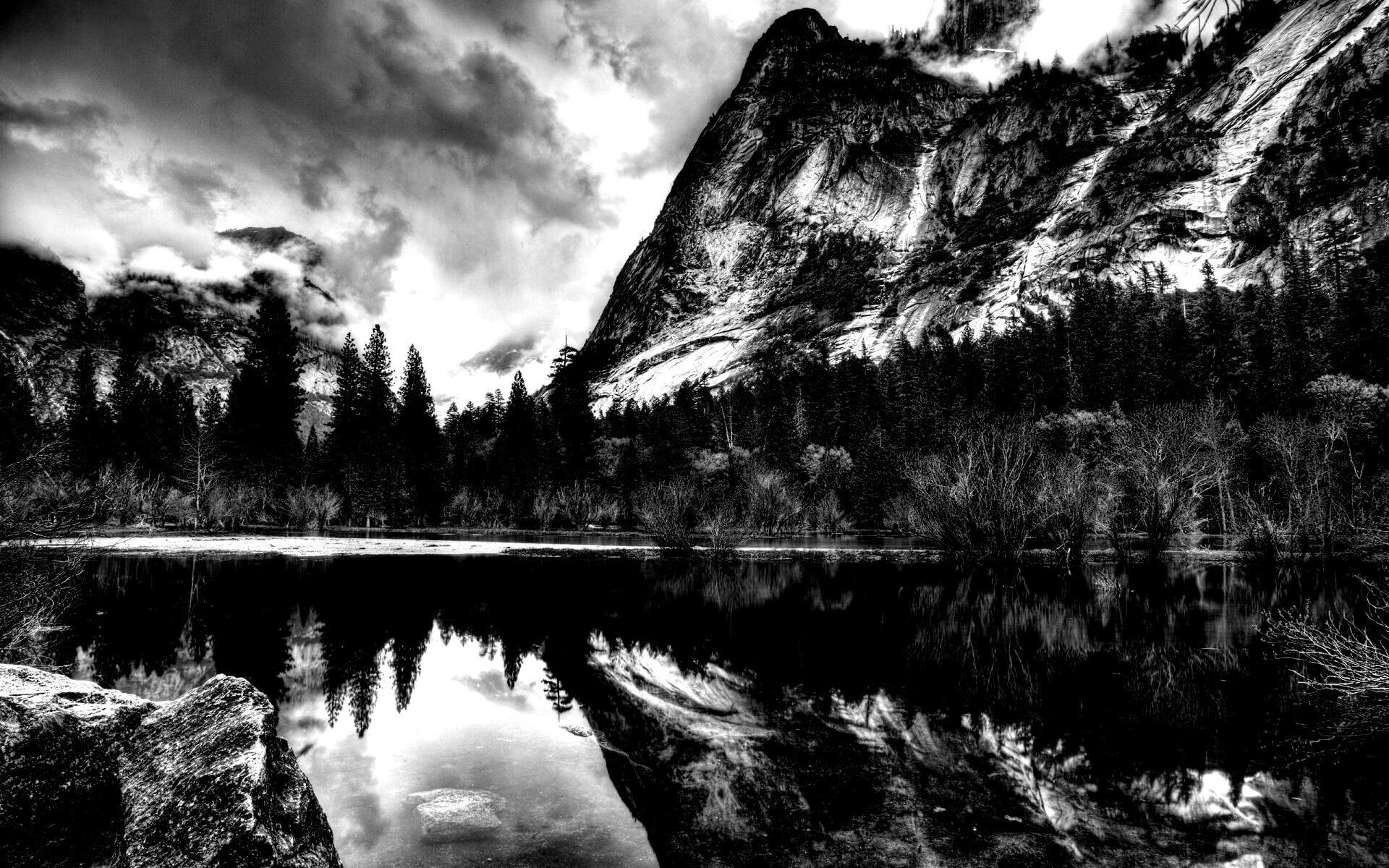 Красивый вид на маленькое горное озеро обои