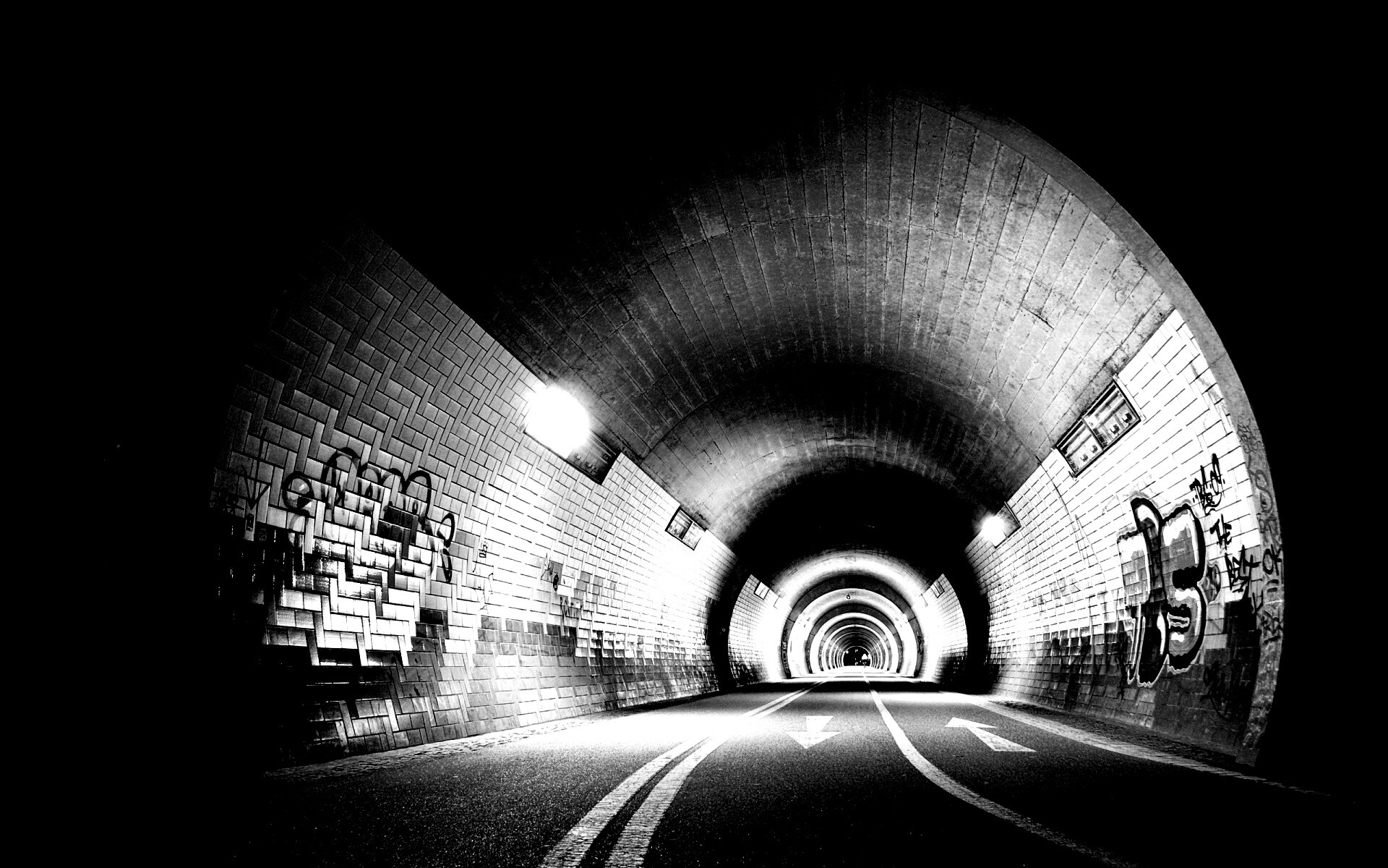Тоннель и граффити на стенах обои