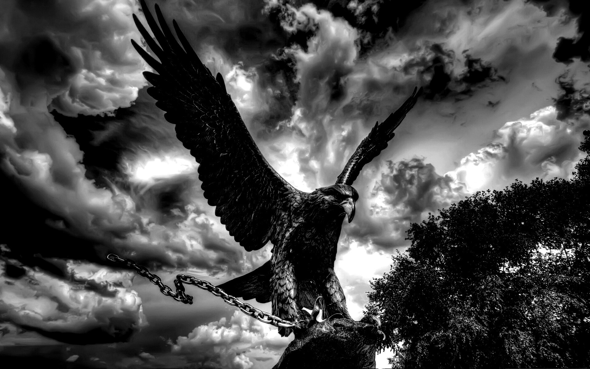 Скульптура орла с цепью в когтях обои