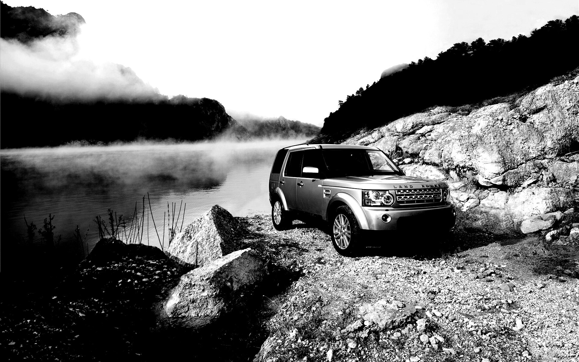 Range rover в горах у реки обои