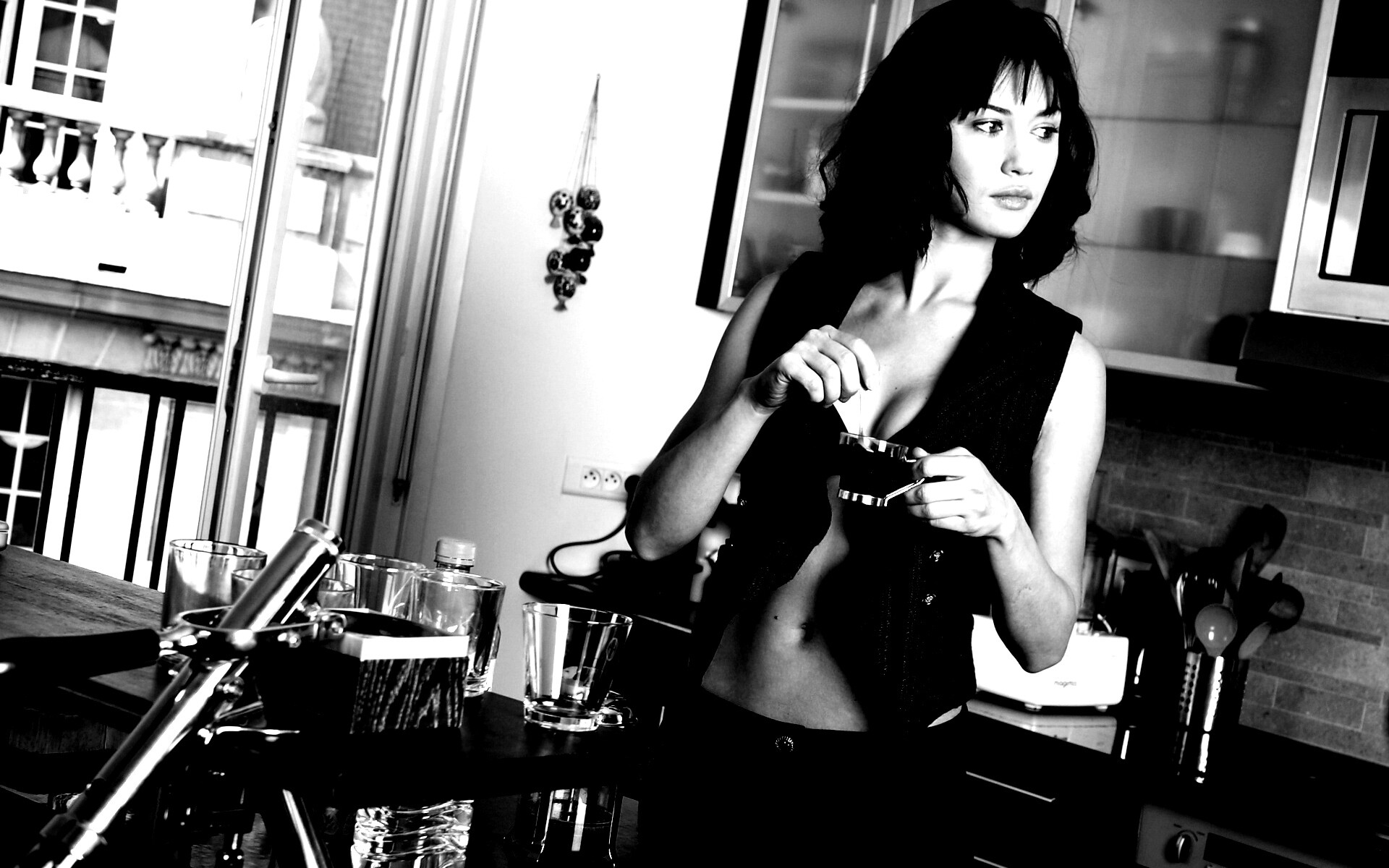 Ольга Куриленко пьет кофе обои